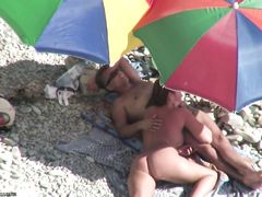 Пара нудистов занимается сексом на пляже не замечая видеонаблюдения