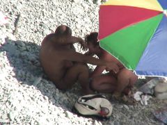 Пара нудистов занимается сексом на пляже не замечая видеонаблюдения