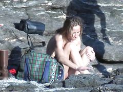 Нудист занимается сексом на диком пляже с красивой незнакомкой
