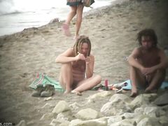 Девушку с дредами снимают скрытой камерой на нудистском пляже