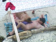 Отдыхающие нудисты занимаются оральным сексом на пляже на скрытую камеру