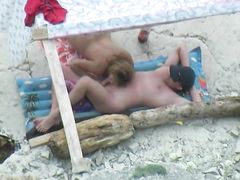 Отдыхающие нудисты занимаются оральным сексом на пляже на скрытую камеру