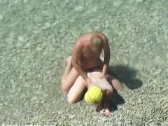 Тайная слежка за занимающимися сексом на пляже любовниками