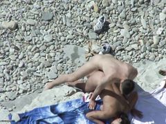 Скрытный паренек тайком наблюдает за сексом на пляже парочки нудистов
