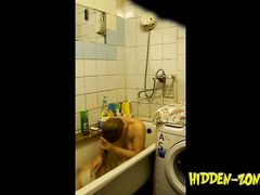 Купание девушки в ванной попало на скрытую камеру