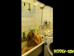 Купание девушки в ванной попало на скрытую камеру