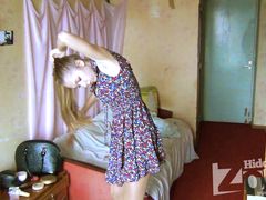 Скрытая камера в комнате общежития снимает переодевающуюся девку